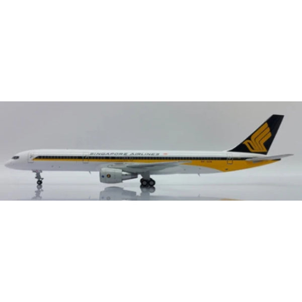 1/200 Singapore Airlines Boeing 757-200 "OC" Reg: 9V-SGN with Stand