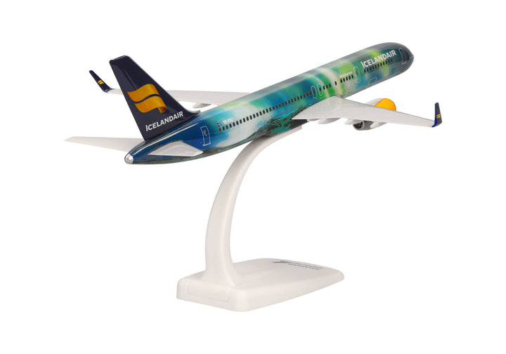 1/200 SNAP Icelandair Boeing 757-200_2