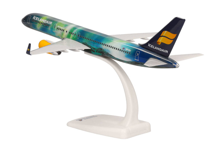 1/200 SNAP Icelandair Boeing 757-200_4