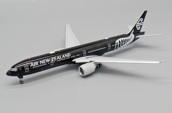 1/400 Air New Zealand B777-300ER ZK-OKQ "All Blacks" (Flaps Down)