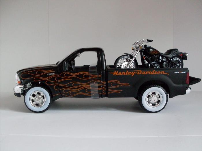 1/24 Harley Davidson 1999 Ford F-350 Pickup & 2002 FXSTB Night Train