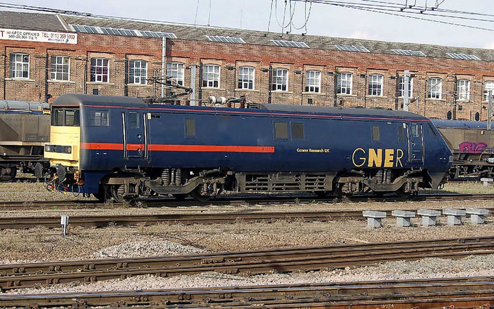 OO GNER Class 91 BO-BO 91117 'Cancer Research UK' - Era 10-9