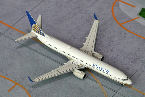 1/400 B737900ER United (N38454)