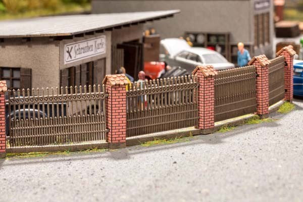 HO Fence with Brick Columns