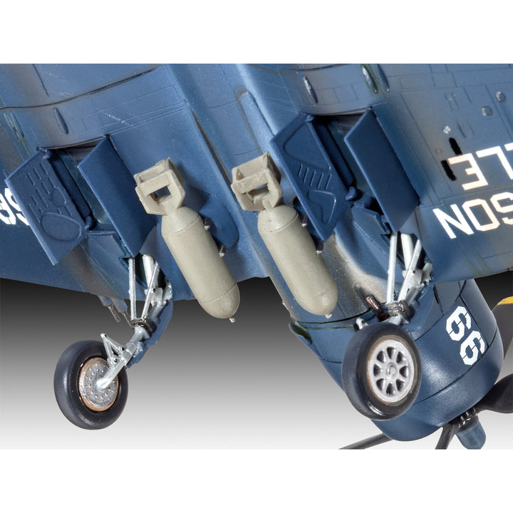 Revell - 1/72 F4U-4 Corsair Model Set